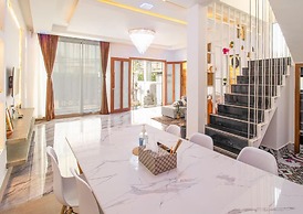 Central Modern Private Villa by La San