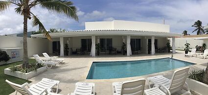 Palm Beach Stunning Villa 13-beds 10-baths -26ppl