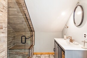 Pine Brook - 30 Nights Minimum Rental Only 4 Bedroom Cabin by RedAwnin