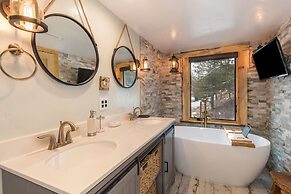 Pine Brook - 30 Nights Minimum Rental Only 4 Bedroom Cabin by RedAwnin