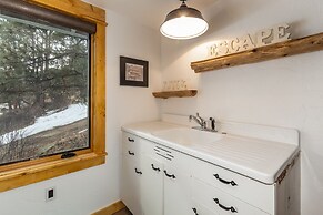 Pine Brook - 30 Nights Minimum Rental Only 4 Bedroom Cabin by RedAwnin
