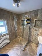 Stunning Beautiful 4-bed House in South Wales