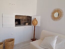 Salty Caves Apartments Milos