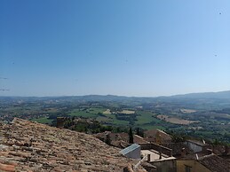 Immaculate 2-rooms Apartment in Todi , Umbria