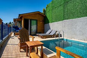 Honeymoon Bungalow With Private Pool and Sea View