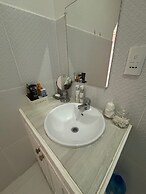 2 Bed Apartment - Sea View & 10min to Local Beach