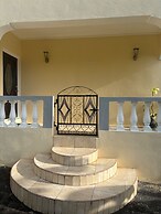 2 Bed Apartment - Sea View & 10min to Local Beach