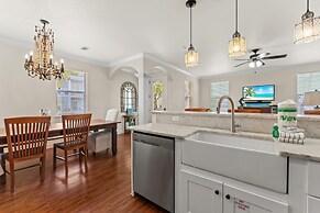 Ooh La La - 4555 Grand Key Loop East