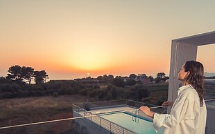 IO Luxury Pool & Hot Tub Suites