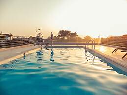 IO Luxury Pool & Hot Tub Suites