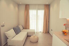 IO Luxury Pool & Hot Tub Suites