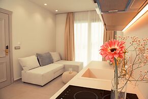 IO Luxury Pool & Hot Tub Suites