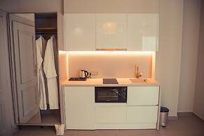 IO Luxury Pool & Hot Tub Suites