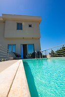 IO Luxury Pool & Hot Tub Suites