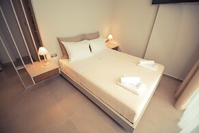 IO Luxury Pool & Hot Tub Suites