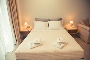 IO Luxury Pool & Hot Tub Suites