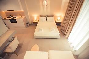 IO Luxury Pool & Hot Tub Suites