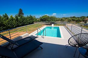 IO Luxury Pool & Hot Tub Suites