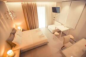 IO Luxury Pool & Hot Tub Suites