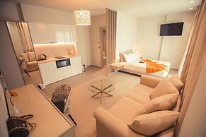 IO Luxury Pool & Hot Tub Suites