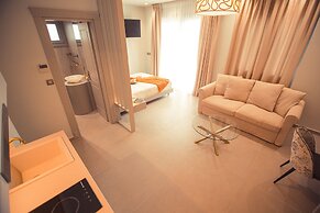 IO Luxury Pool & Hot Tub Suites