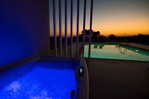IO Luxury Pool & Hot Tub Suites