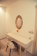 IO Luxury Pool & Hot Tub Suites