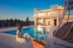IO Luxury Pool & Hot Tub Suites