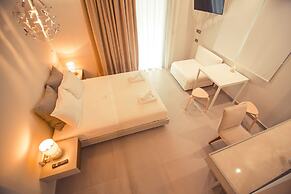 IO Luxury Pool & Hot Tub Suites