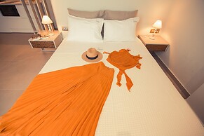 IO Luxury Pool & Hot Tub Suites