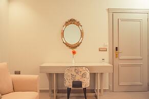 IO Luxury Pool & Hot Tub Suites