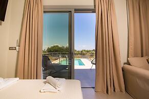 IO Luxury Pool & Hot Tub Suites