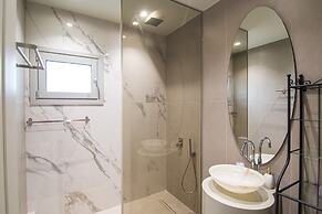 IO Luxury Pool & Hot Tub Suites