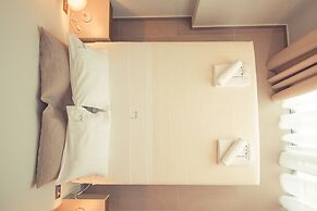 IO Luxury Pool & Hot Tub Suites