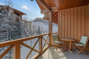 TOP FLOOR in Panorama Resort | TRUE Ski In/Out | Indoor Access to Pool