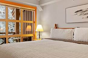 TOP FLOOR in Panorama Resort | TRUE Ski In/Out | Indoor Access to Pool