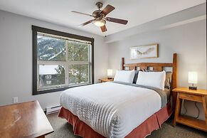 CENTRALLY Located 3-Br Home | TRUE Ski In/Out | FREE access to Pools &