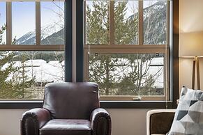 CENTRALLY Located 3-Br Home | TRUE Ski In/Out | FREE access to Pools &