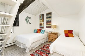 21e Upper Woodbridge 2br + Loft Condo 3 Bedroom Condo by Redawning
