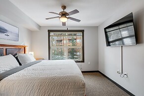 SPACIOUS 2-Br 2-Ba | Ski In/Out | Pool & Hot Tubs | in Heart of PANORA