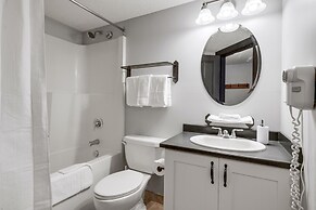 SPACIOUS 2-Br 2-Ba | Ski In/Out | Pool & Hot Tubs | in Heart of PANORA