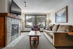 SPACIOUS 2-Br 2-Ba | Ski In/Out | Pool & Hot Tubs | in Heart of PANORA