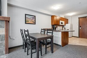 LARGE Studio | Ski In/Out | Pool & Hot Tubs | Central Upper Village Lo