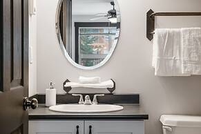 LARGE 2-Br 2-Ba | Ski In/Out | Pool & Hot Tubs | Central Upper Village