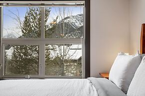 LARGE 2-Br 2-Ba | Ski In/Out | Pool & Hot Tubs | Central Upper Village