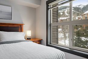 LARGE 2-Br 2-Ba | Ski In/Out | Pool & Hot Tubs | Central Upper Village