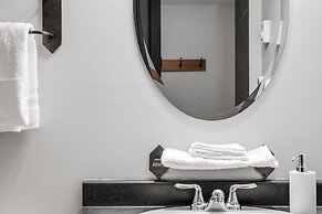 LARGE 2-Br 2-Ba | Ski In/Out | Pool & Hot Tubs | Central Upper Village