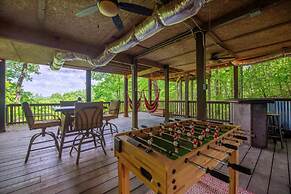 Hilltop Hideaway - Endearing Mountain Cabin With Hot tub Foosball pet 