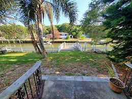 Treasure Beach 2 Bedroom Home by RedAwning