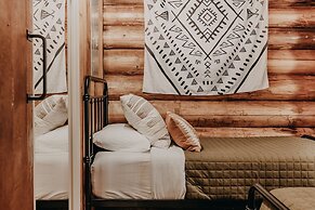 76gs - Genuine Log Cabin - Wifi - Pets Ok - Sleeps 4 2 Bedroom Home by
